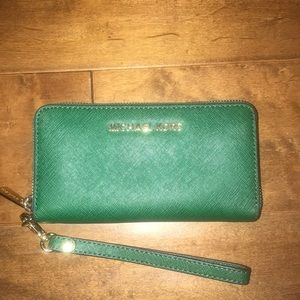 michael kors wristlet wallet